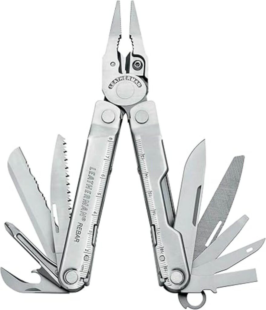 Navaja multiusos leatherman wingman , una de las mejores navajas multiusos con alicates, sobre fondo blanco