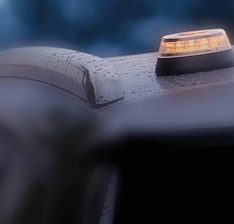 luz v-16 homologada colocada sobre el techo de un coche